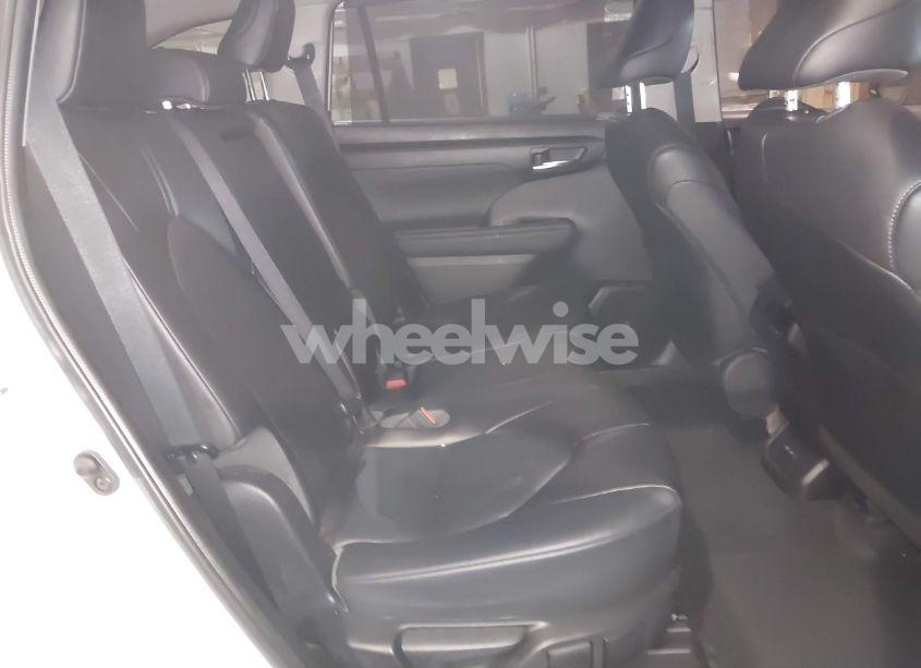 Photo 8 of 2022 Toyota Highlander XLE (VIN 5TDGZRBH7NS593517)