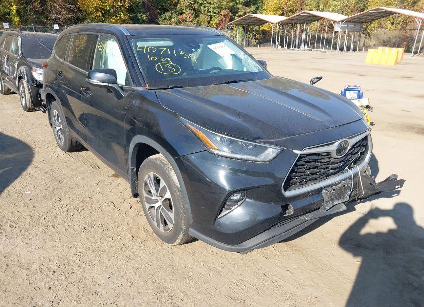 2021 Toyota Highlander XLE (VIN 5TDGZRBH8MS058260) main photo