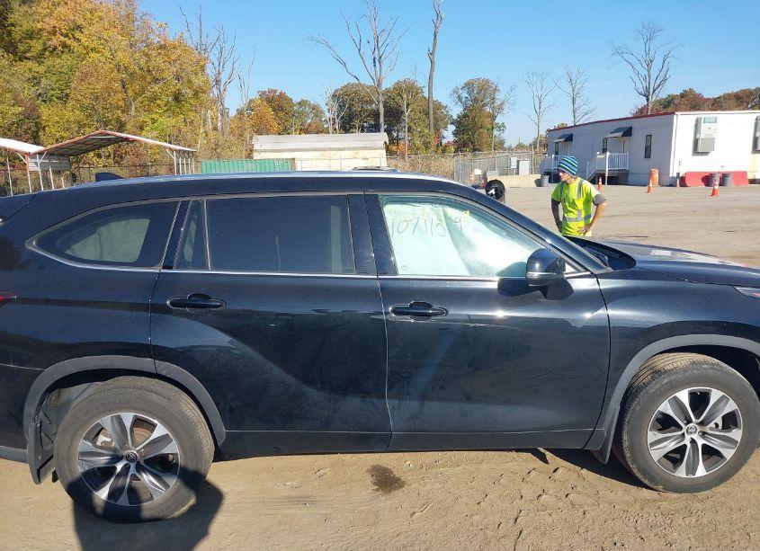 Photo 14 of 2021 Toyota Highlander XLE (VIN 5TDGZRBH8MS058260)