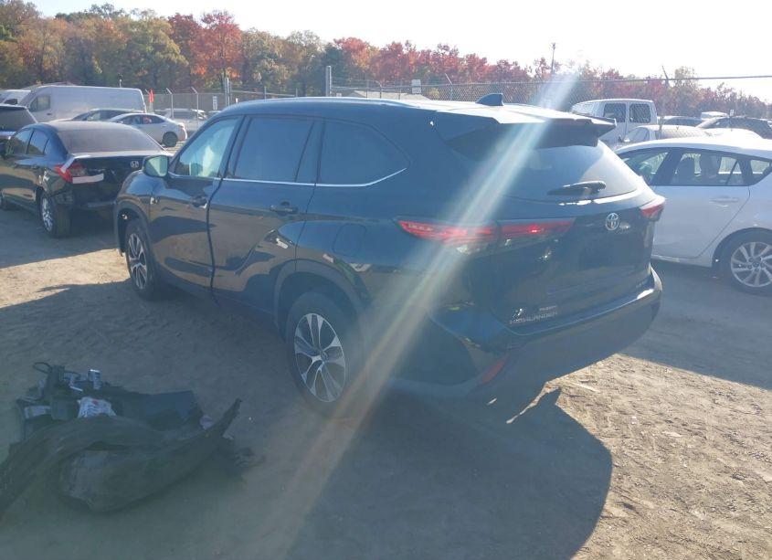 Photo 3 of 2021 Toyota Highlander XLE (VIN 5TDGZRBH8MS058260)