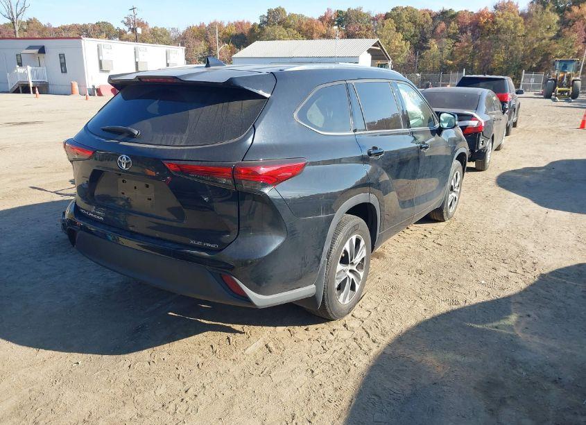 Photo 4 of 2021 Toyota Highlander XLE (VIN 5TDGZRBH8MS058260)