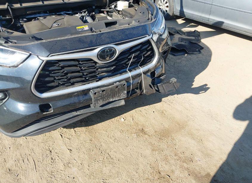 Photo 6 of 2021 Toyota Highlander XLE (VIN 5TDGZRBH8MS058260)