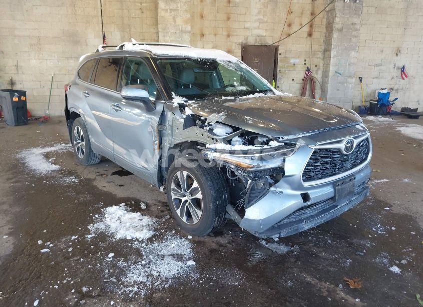 2021 Toyota Highlander XLE (VIN 5TDGZRBH8MS068612) main photo