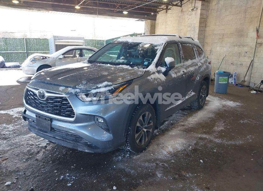 Photo 2 of 2021 Toyota Highlander XLE (VIN 5TDGZRBH8MS068612)