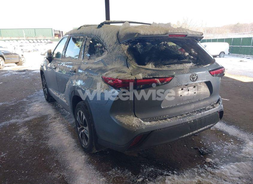 Photo 3 of 2021 Toyota Highlander XLE (VIN 5TDGZRBH8MS068612)