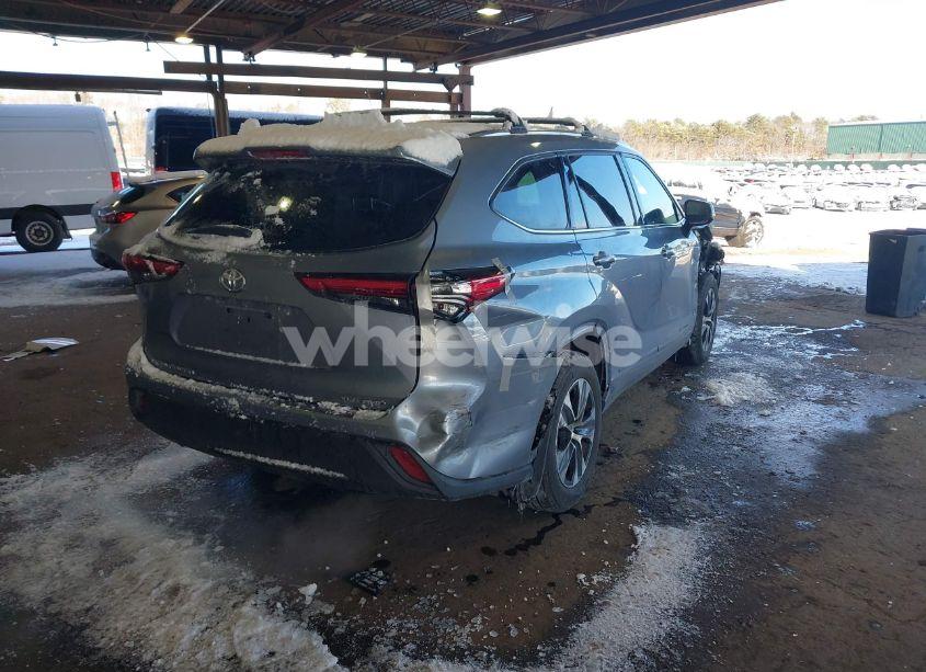 Photo 4 of 2021 Toyota Highlander XLE (VIN 5TDGZRBH8MS068612)