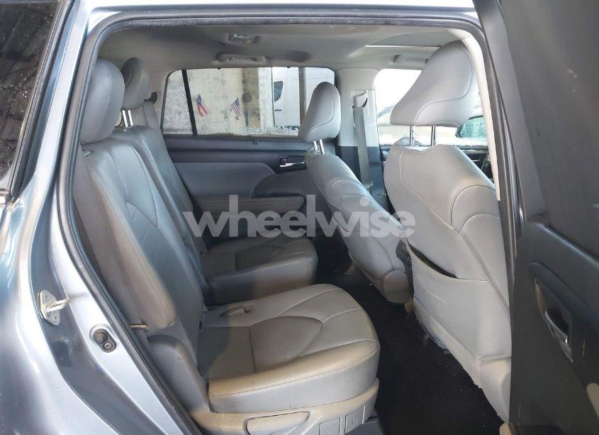 Photo 8 of 2021 Toyota Highlander XLE (VIN 5TDGZRBH8MS068612)