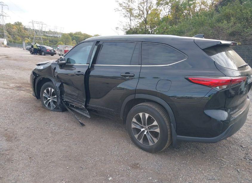 Photo 3 of 2021 Toyota Highlander XLE (VIN 5TDGZRBH8MS110115)