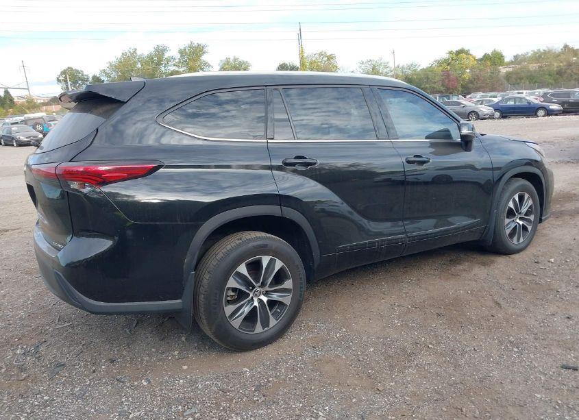 Photo 4 of 2021 Toyota Highlander XLE (VIN 5TDGZRBH8MS110115)