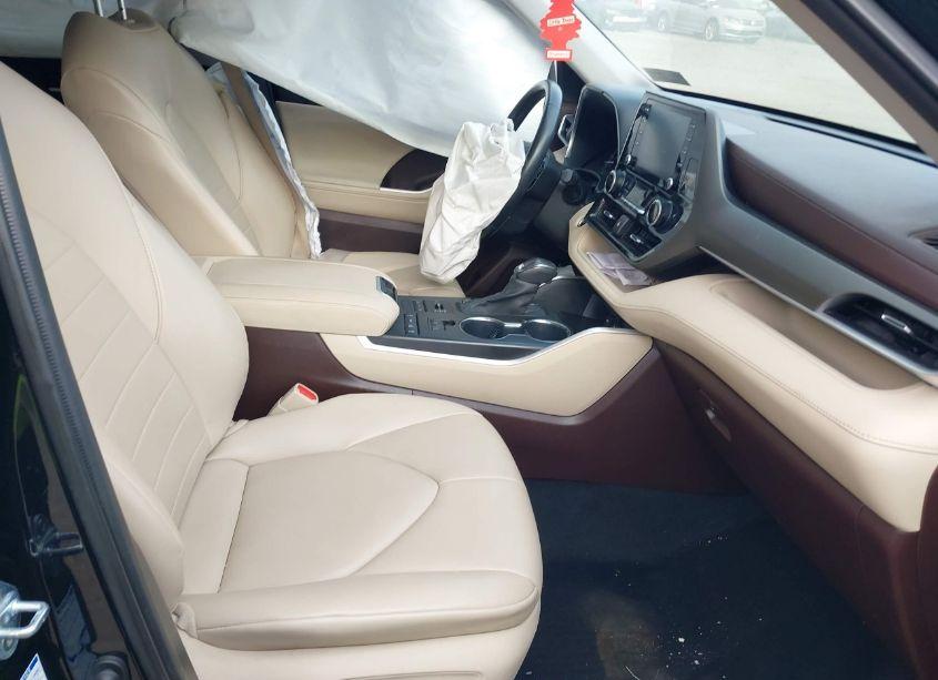 Photo 5 of 2021 Toyota Highlander XLE (VIN 5TDGZRBH8MS110115)