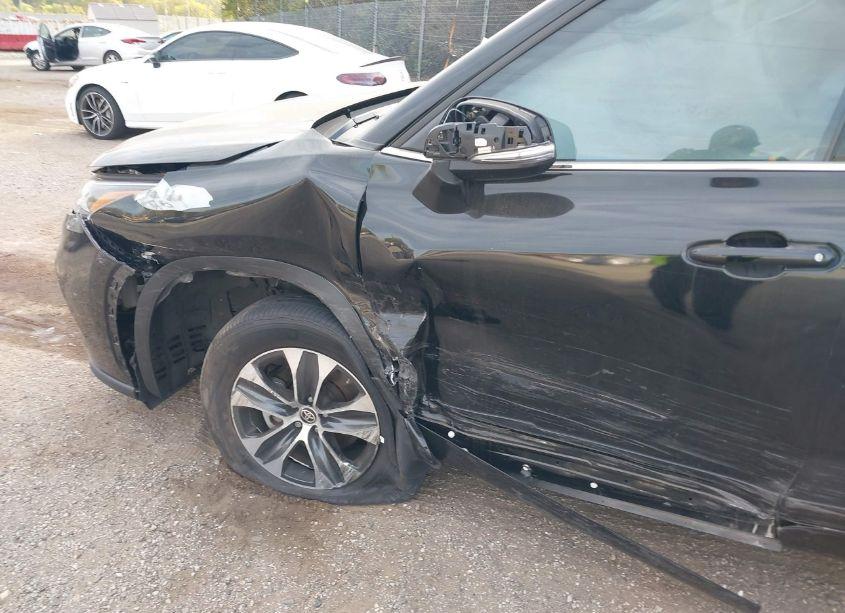 Photo 6 of 2021 Toyota Highlander XLE (VIN 5TDGZRBH8MS110115)