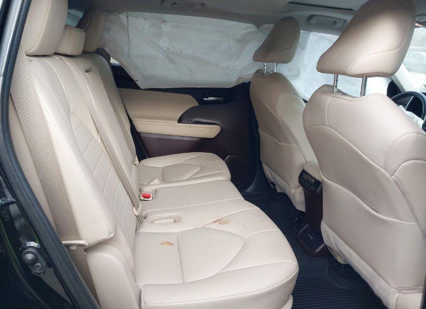 Photo 8 of 2021 Toyota Highlander XLE (VIN 5TDGZRBH8MS110115)