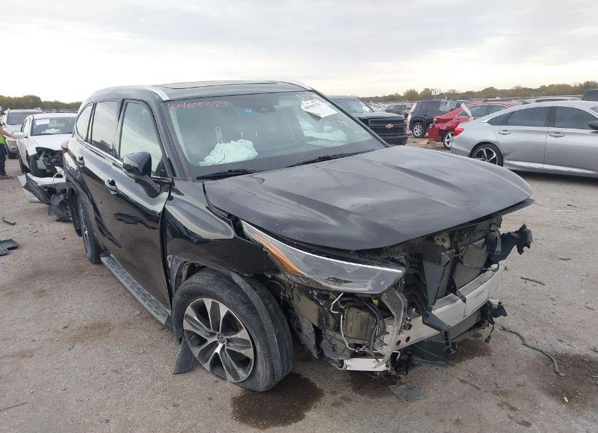 2021 Toyota Highlander XLE (VIN 5TDGZRBH8MS127237) main photo