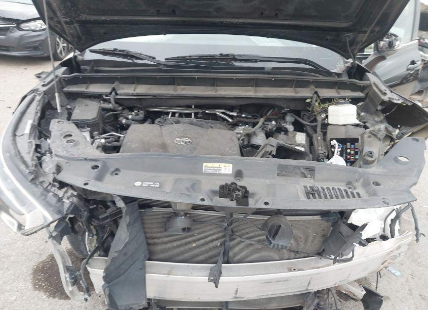 Photo 10 of 2021 Toyota Highlander XLE (VIN 5TDGZRBH8MS127237)