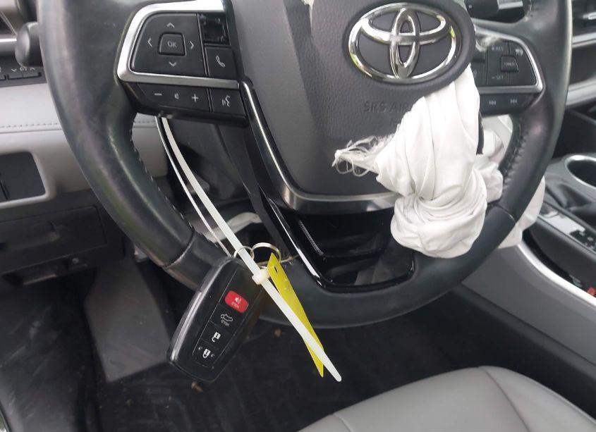 Photo 11 of 2021 Toyota Highlander XLE (VIN 5TDGZRBH8MS127237)