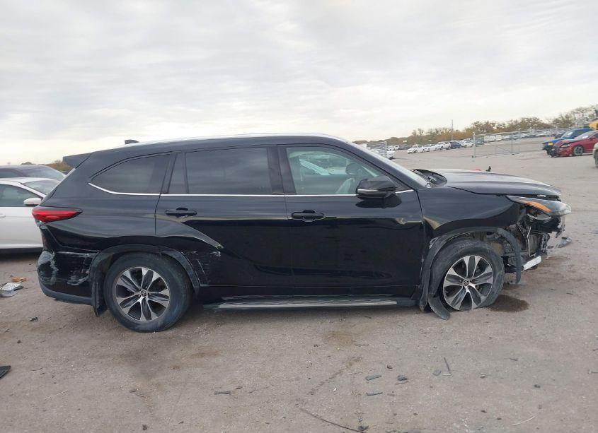 Photo 13 of 2021 Toyota Highlander XLE (VIN 5TDGZRBH8MS127237)