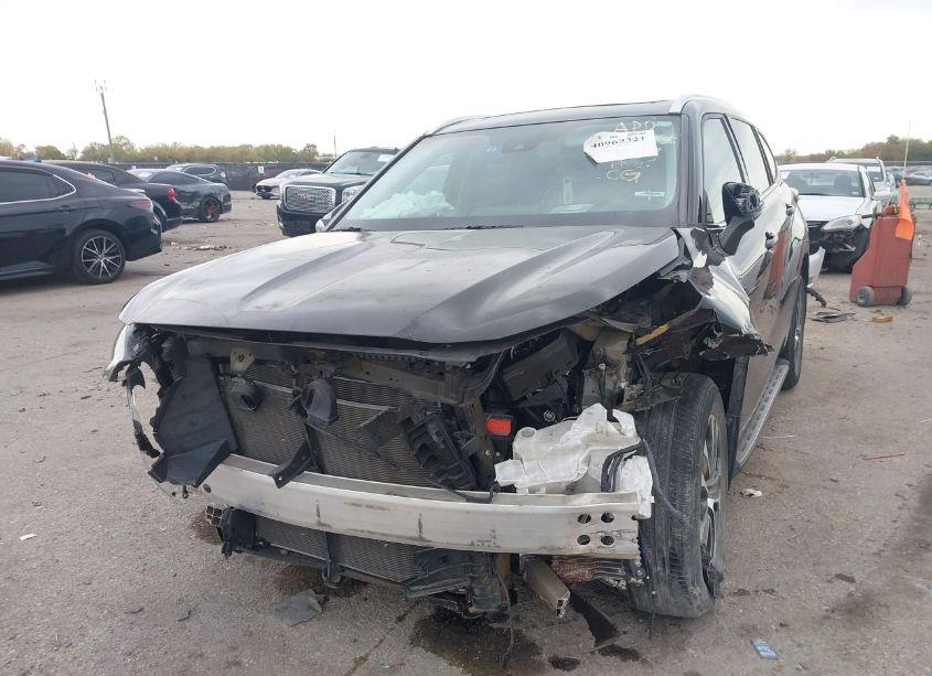 Photo 2 of 2021 Toyota Highlander XLE (VIN 5TDGZRBH8MS127237)