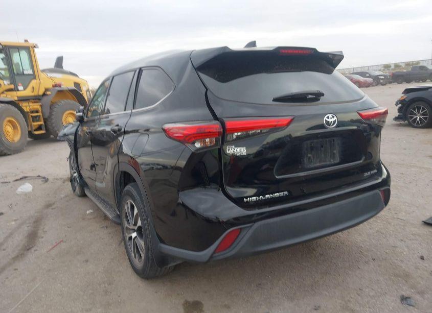 Photo 3 of 2021 Toyota Highlander XLE (VIN 5TDGZRBH8MS127237)