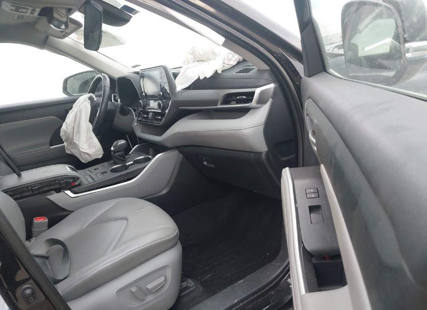 Photo 5 of 2021 Toyota Highlander XLE (VIN 5TDGZRBH8MS127237)