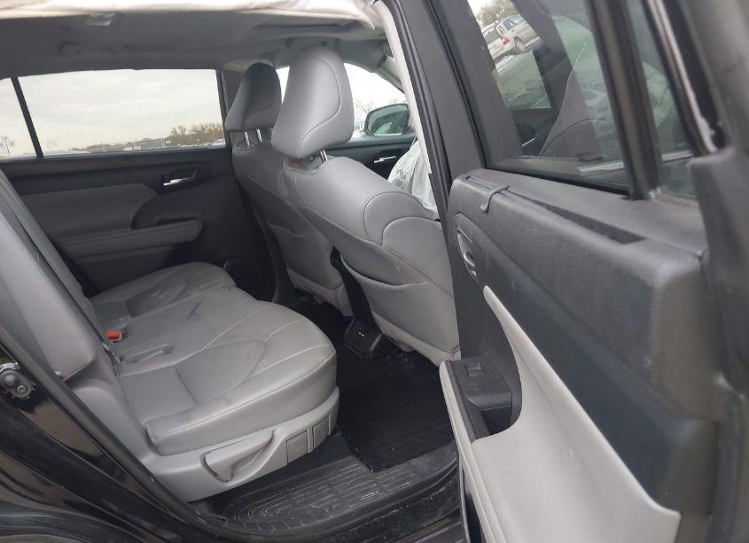 Photo 8 of 2021 Toyota Highlander XLE (VIN 5TDGZRBH8MS127237)