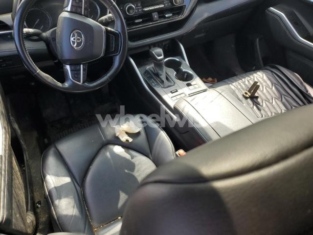 2021 TOYOTA HIGHLANDER XLE (VIN 5TDGZRBH8MS532112) main photo