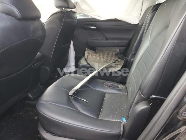 Photo 10 of 2021 TOYOTA HIGHLANDER XLE (VIN 5TDGZRBH8MS532112)