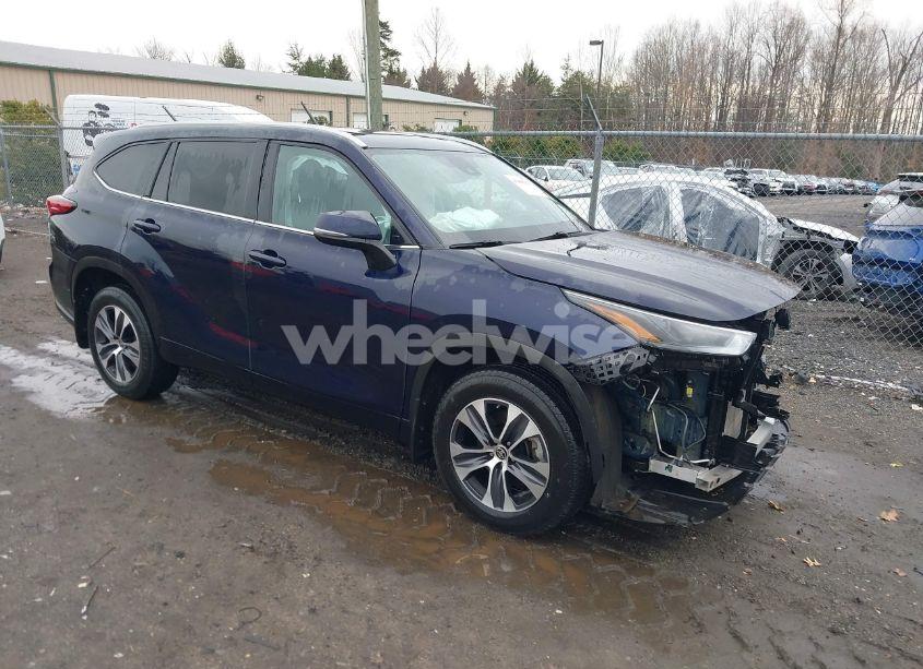 2022 Toyota Highlander XLE (VIN 5TDGZRBH8NS195510) main photo