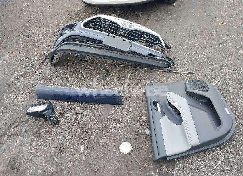 Photo 12 of 2022 Toyota Highlander XLE (VIN 5TDGZRBH8NS195510)