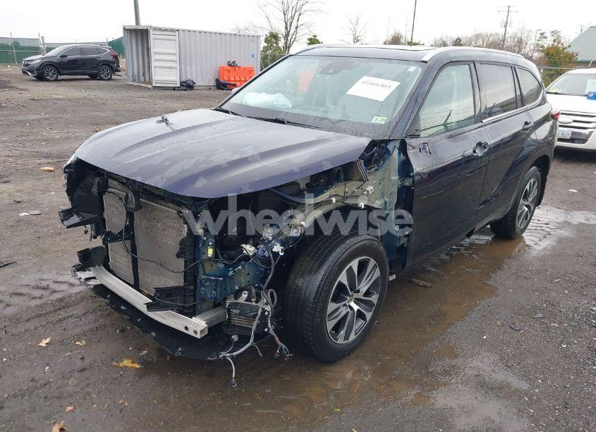 Photo 2 of 2022 Toyota Highlander XLE (VIN 5TDGZRBH8NS195510)