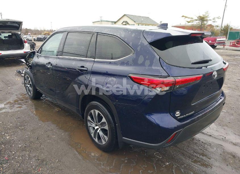 Photo 3 of 2022 Toyota Highlander XLE (VIN 5TDGZRBH8NS195510)