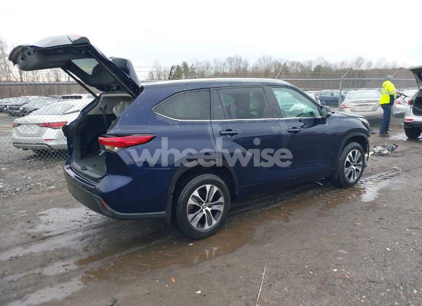 Photo 4 of 2022 Toyota Highlander XLE (VIN 5TDGZRBH8NS195510)