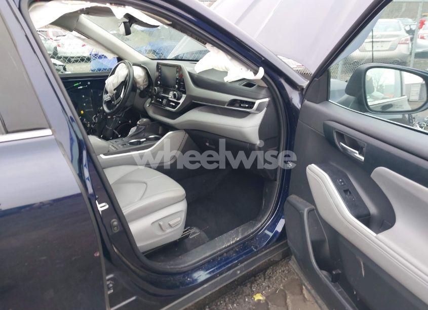 Photo 5 of 2022 Toyota Highlander XLE (VIN 5TDGZRBH8NS195510)