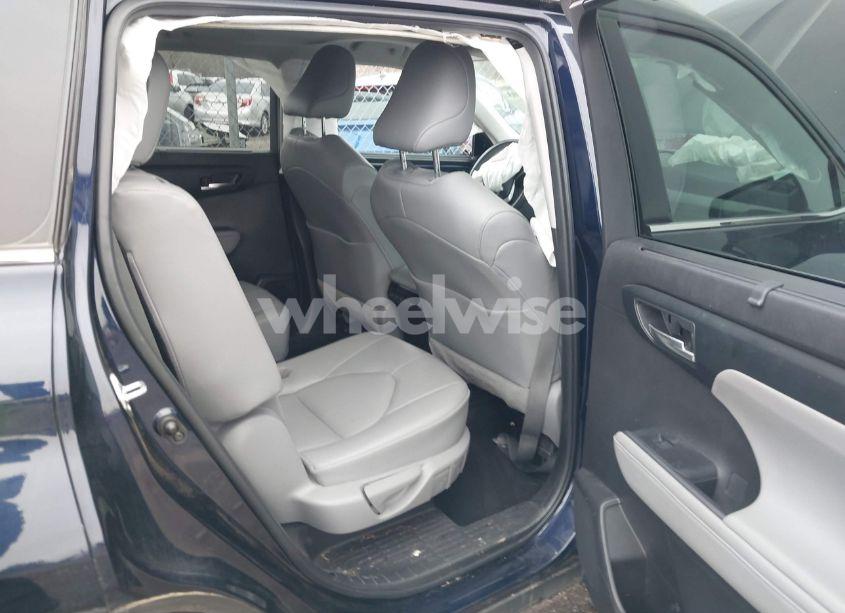 Photo 8 of 2022 Toyota Highlander XLE (VIN 5TDGZRBH8NS195510)