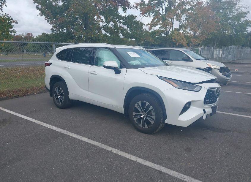 2022 Toyota Highlander XLE (VIN 5TDGZRBH8NS209308) main photo