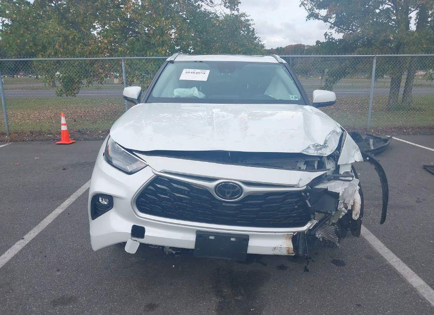 Photo 12 of 2022 Toyota Highlander XLE (VIN 5TDGZRBH8NS209308)