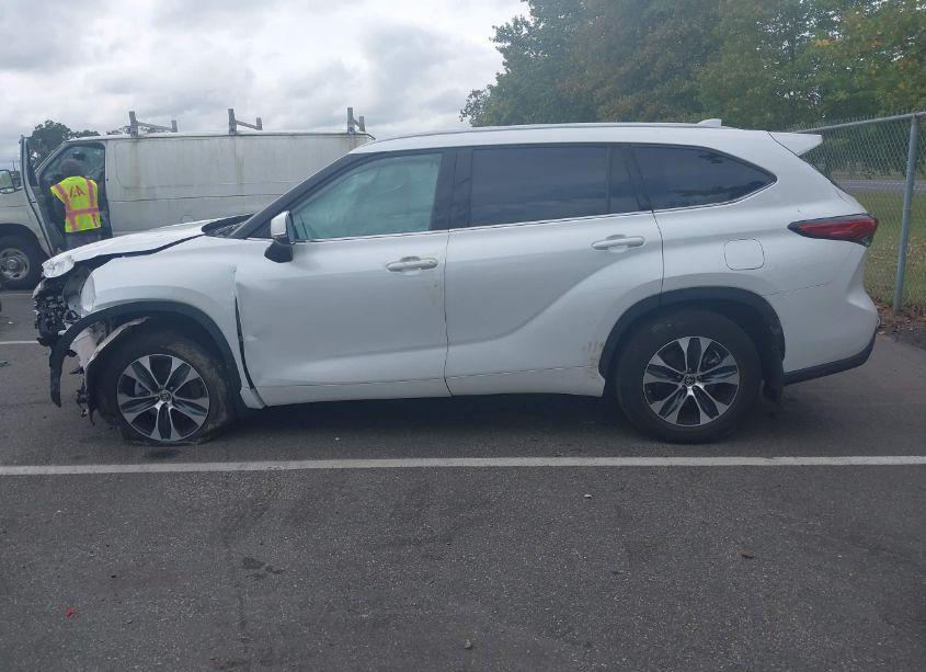 Photo 14 of 2022 Toyota Highlander XLE (VIN 5TDGZRBH8NS209308)