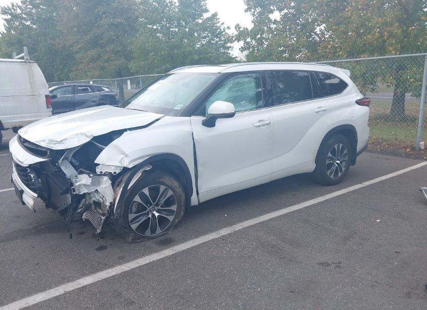 Photo 2 of 2022 Toyota Highlander XLE (VIN 5TDGZRBH8NS209308)
