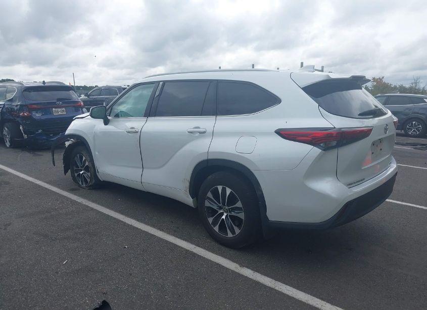 Photo 3 of 2022 Toyota Highlander XLE (VIN 5TDGZRBH8NS209308)
