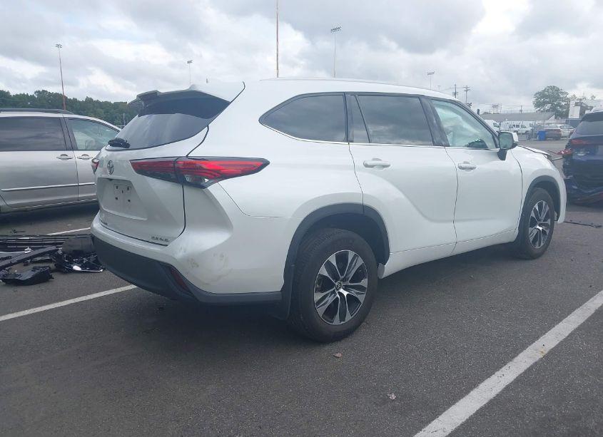 Photo 4 of 2022 Toyota Highlander XLE (VIN 5TDGZRBH8NS209308)