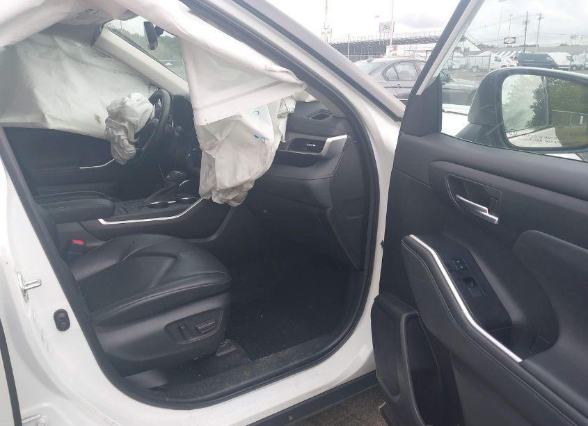 Photo 5 of 2022 Toyota Highlander XLE (VIN 5TDGZRBH8NS209308)