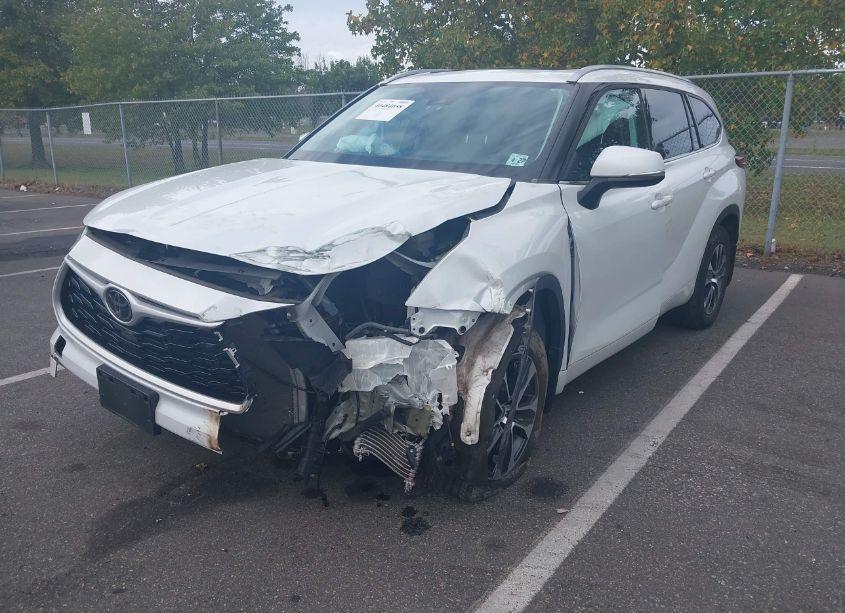Photo 6 of 2022 Toyota Highlander XLE (VIN 5TDGZRBH8NS209308)