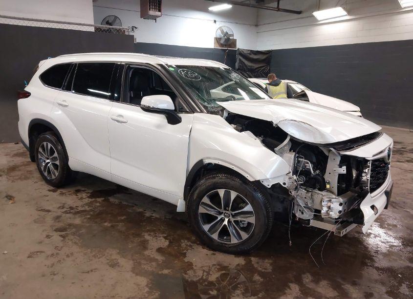 2022 Toyota Highlander XLE (VIN 5TDGZRBH8NS575995) main photo