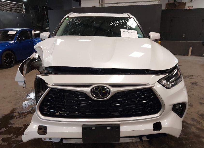 Photo 11 of 2022 Toyota Highlander XLE (VIN 5TDGZRBH8NS575995)