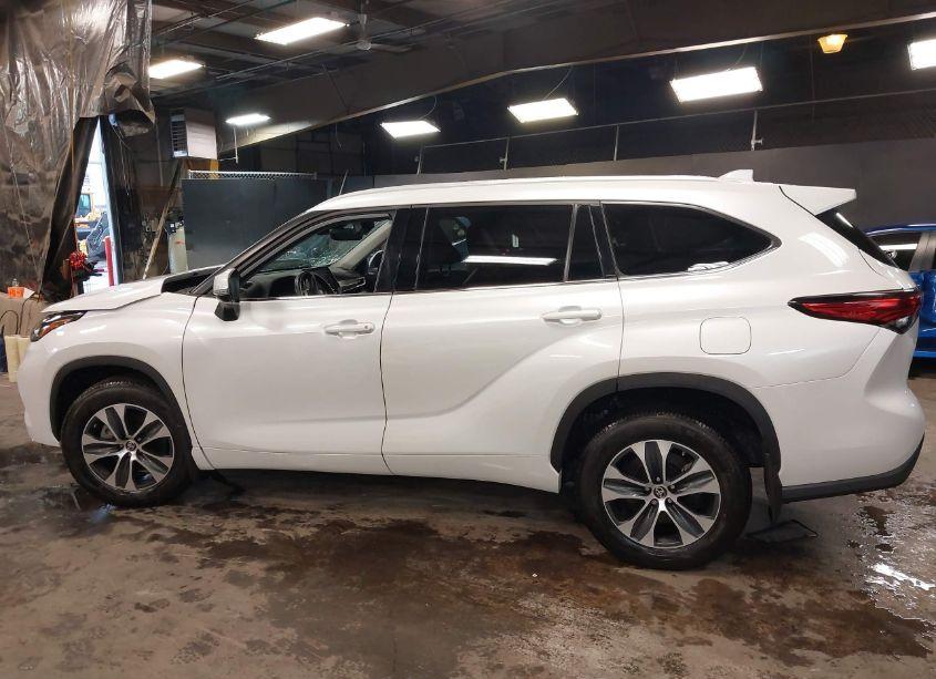 Photo 13 of 2022 Toyota Highlander XLE (VIN 5TDGZRBH8NS575995)