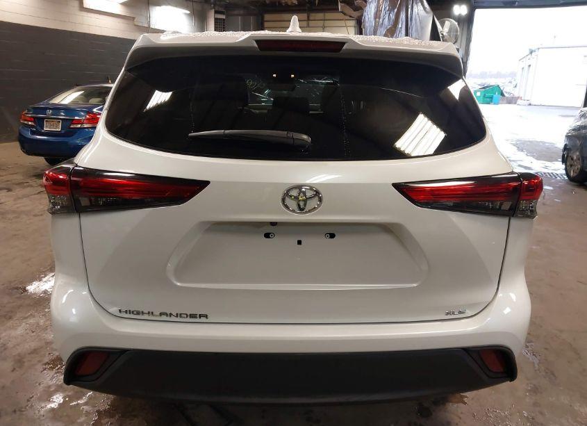Photo 15 of 2022 Toyota Highlander XLE (VIN 5TDGZRBH8NS575995)