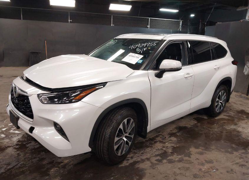 Photo 2 of 2022 Toyota Highlander XLE (VIN 5TDGZRBH8NS575995)