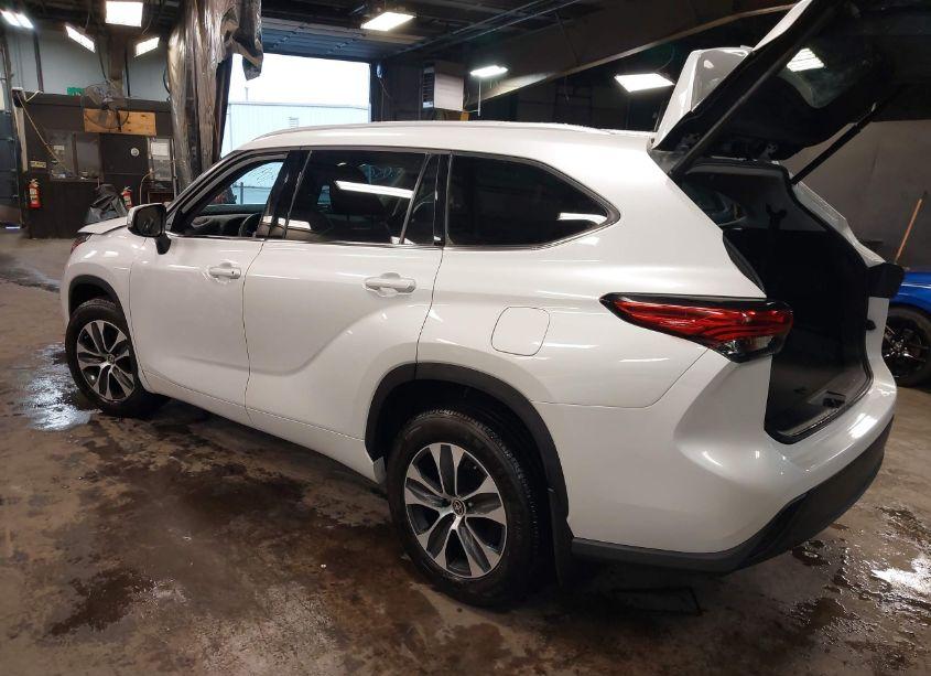 Photo 3 of 2022 Toyota Highlander XLE (VIN 5TDGZRBH8NS575995)