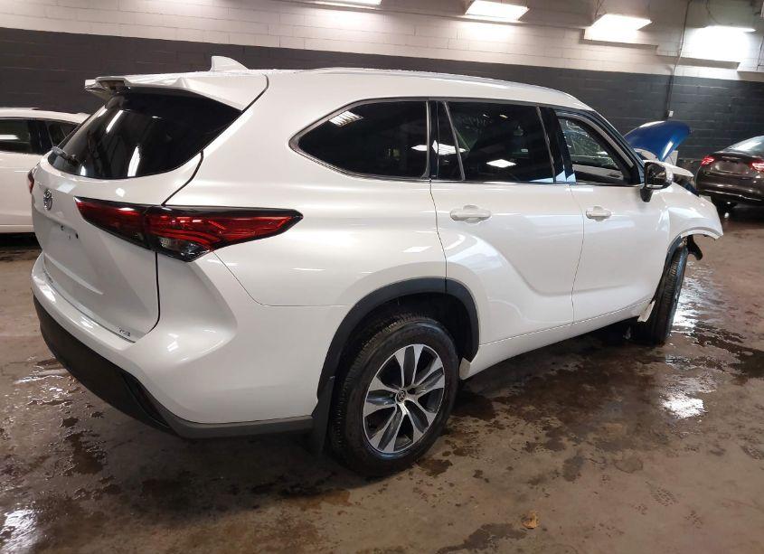 Photo 4 of 2022 Toyota Highlander XLE (VIN 5TDGZRBH8NS575995)