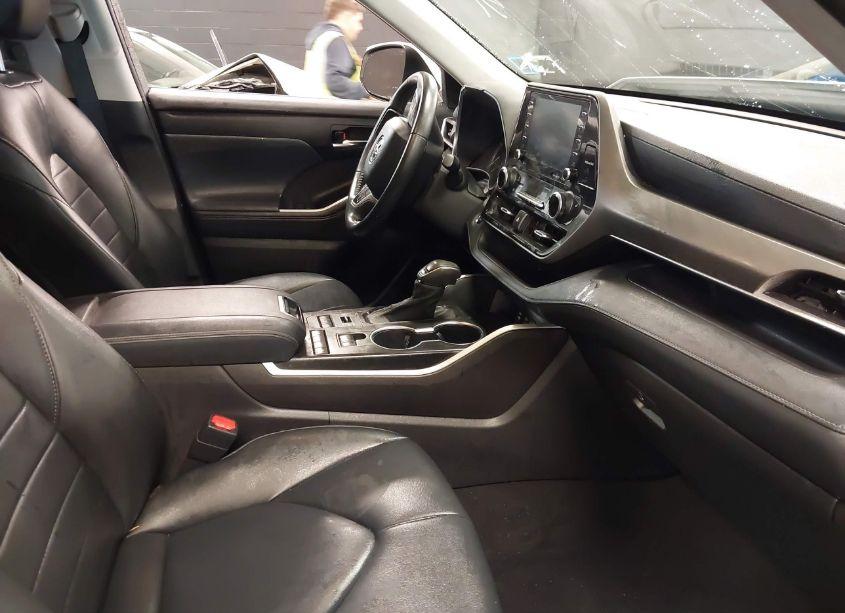 Photo 5 of 2022 Toyota Highlander XLE (VIN 5TDGZRBH8NS575995)
