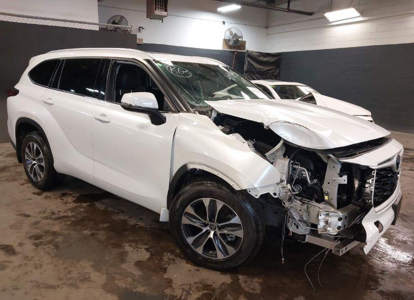 Photo 6 of 2022 Toyota Highlander XLE (VIN 5TDGZRBH8NS575995)